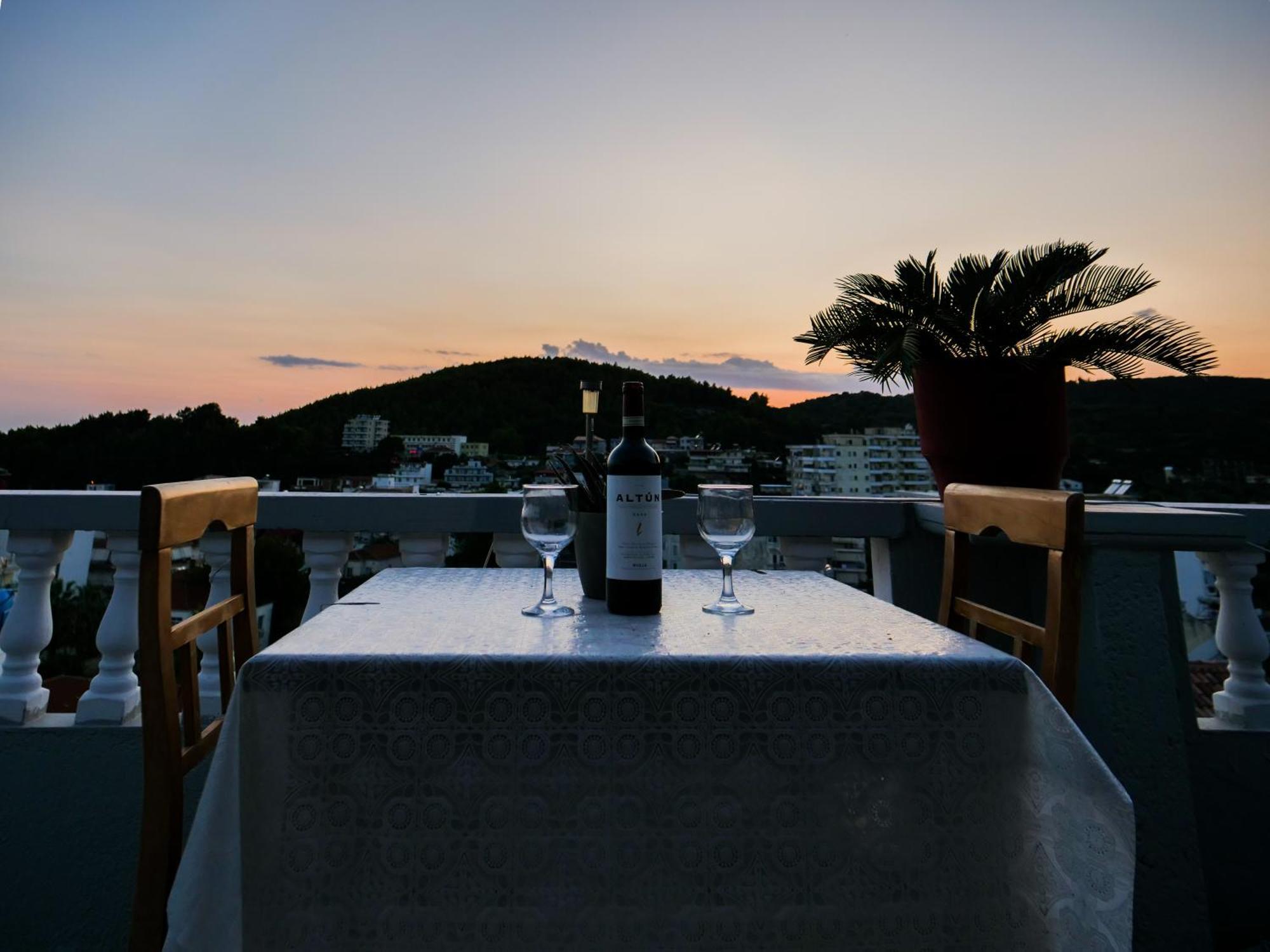 Sea Breeze Rooms Himare Exterior photo