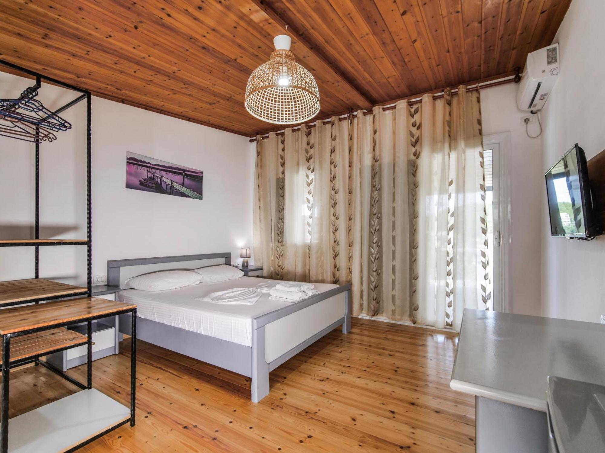 Sea Breeze Rooms Himare Exterior photo