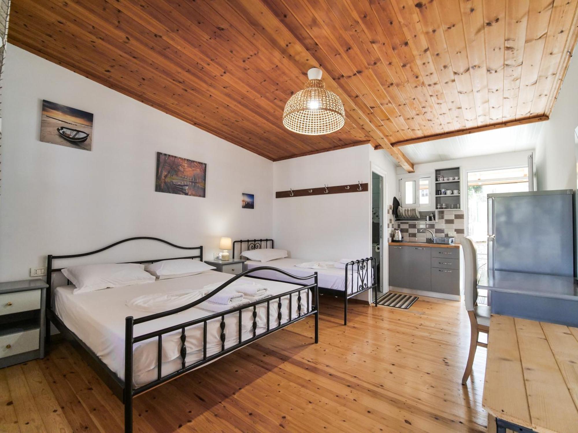 Sea Breeze Rooms Himare Exterior photo