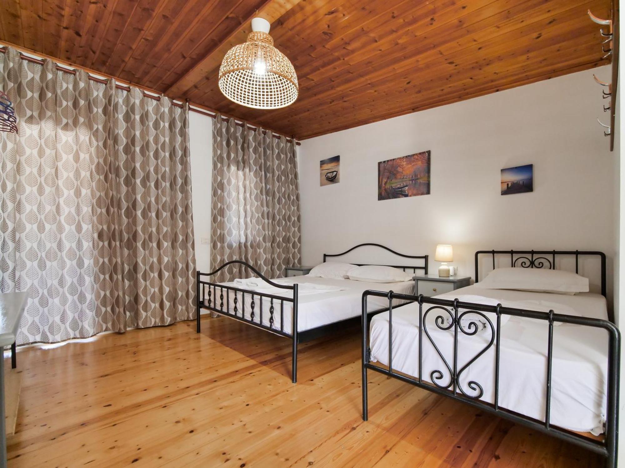 Sea Breeze Rooms Himare Exterior photo